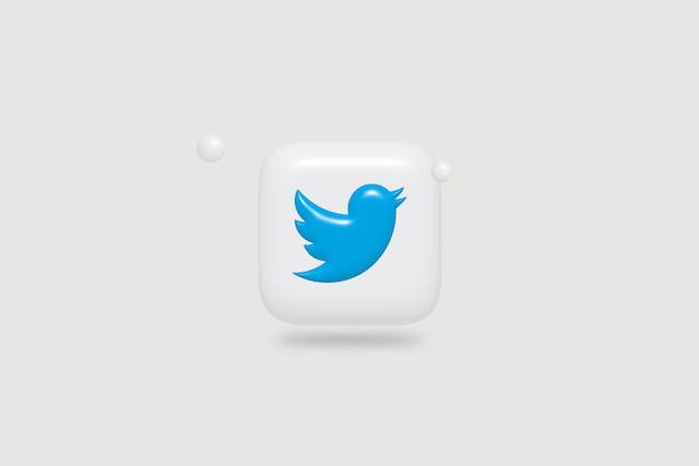صورة لشعار طائر تويتر على مربع أبيض تم التقاطها على خلفية بيضاء.