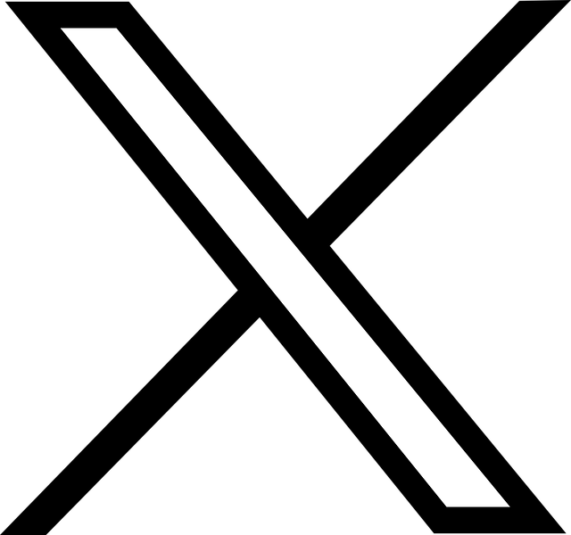 صورة لشعار X أسود على خلفية مربعة باللونين الرمادي والأبيض.