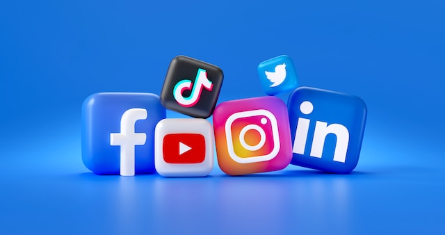 Ein Bild mit 3D-Illustrationen verschiedener Logos von sozialen Medienplattformen.