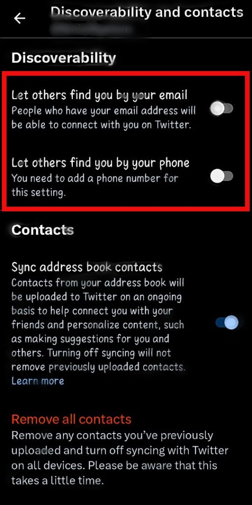 Der Screenshot von TweetDelete aus der X-App hebt zwei Optionen hervor, mit denen andere Sie über Ihre E-Mail oder Ihr Telefon finden können.