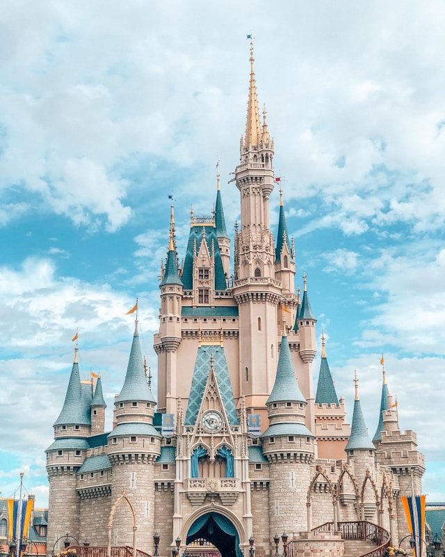 Eine Nahaufnahme eines Schlosses im Walt Disney World Resort während des Tages.
