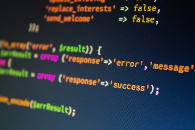Foto de primer plano de una pantalla que muestra algunas líneas de código que contienen errores.