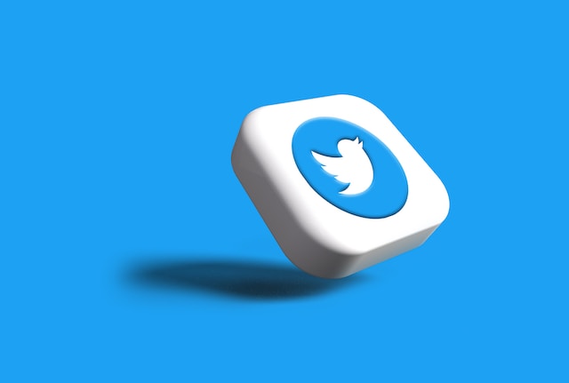 Foto de un icono 3D de Twitter inclinado sobre fondo azul.