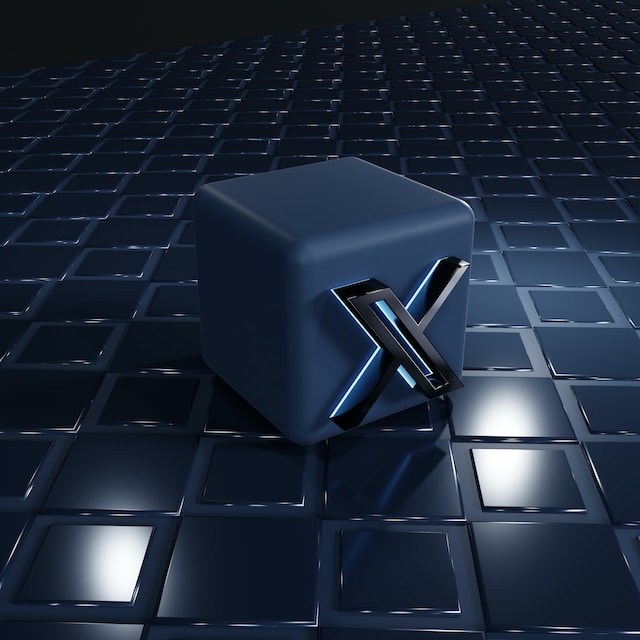Ilustración de un logotipo X negro sobre un cubo azul sentado en un suelo de baldosas negras.