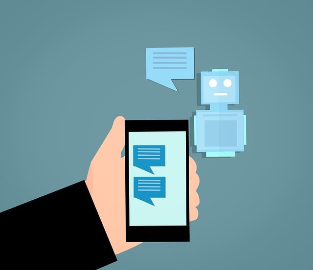 Ilustración de una mano que sostiene un teléfono y muestra cuadros de chat junto a un robot con un cuadro de comentarios a su izquierda.