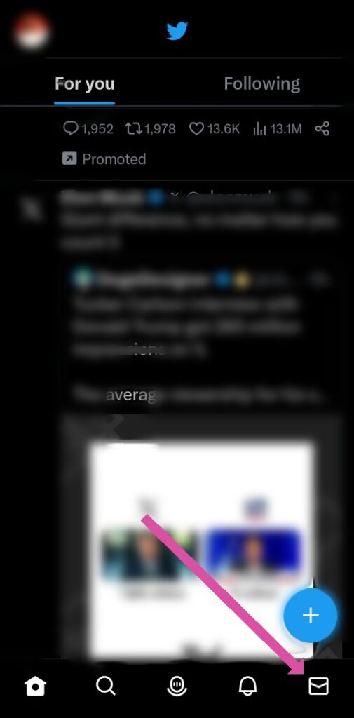 Captura de pantalla de TweetDelete de una página de inicio de la aplicación de Twitter con una flecha apuntando al icono del mensaje.