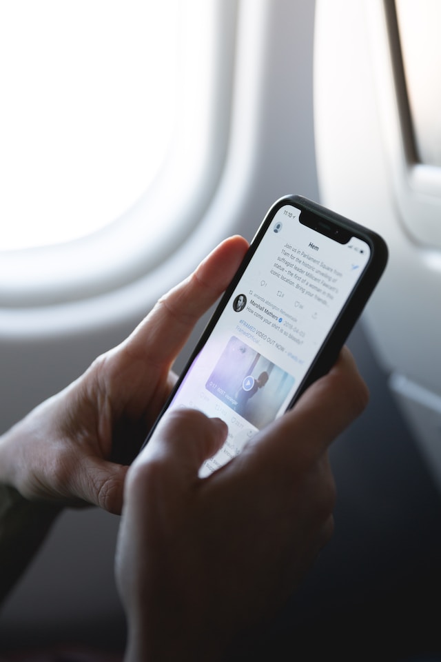 Un usuario de Twitter en un avión experimenta con diferentes formatos para ver cuál se ve mejor en la aplicación móvil de X.