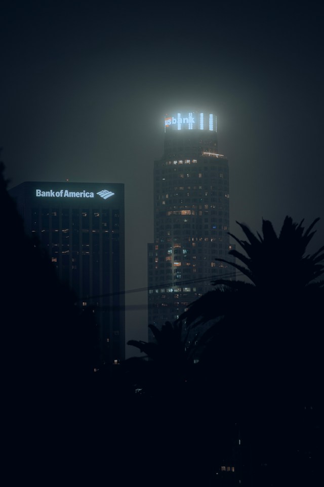 Los edificios del Bank of America y del US Bank de noche.
