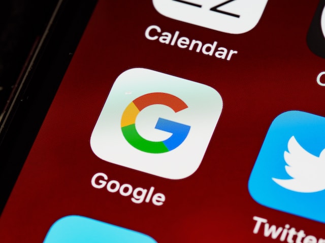 Photo d'un écran de téléphone sur lequel apparaissent les icônes Google Search et Twitter.
