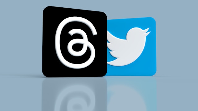 Un rendu 3D des logos de Threads et de Twitter l'un à côté de l'autre.
