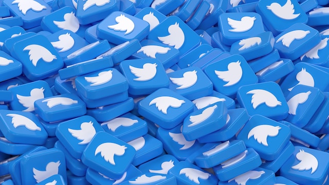 Beberapa ubin biru dengan ikon Twitter di atas satu sama lain dalam urutan acak.