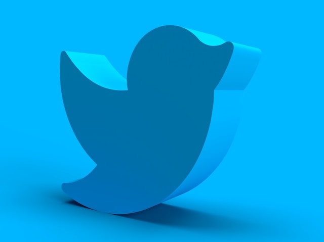 Render 3D Logo Twitter dengan latar belakang biru.