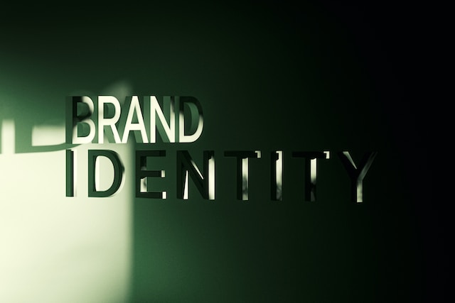 Gambar teks grafis yang bertuliskan "identitas merek."