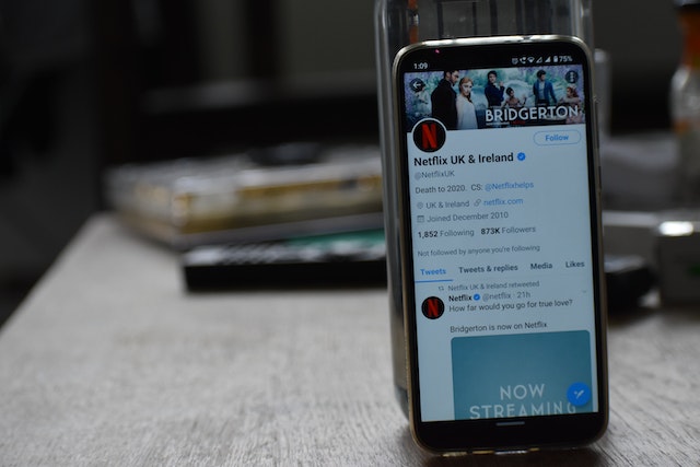 Gambar smartphone yang menampilkan akun Twitter Netflix Inggris dan Irlandia.