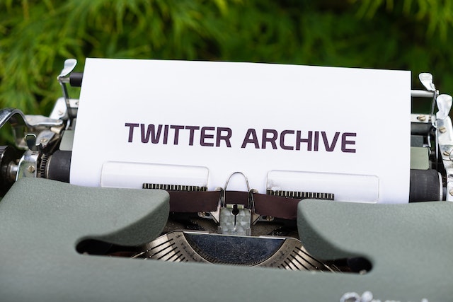 Gambar kata 'Twitter Archive' yang ditulis di atas kertas putih yang ditempelkan pada mesin ketik.