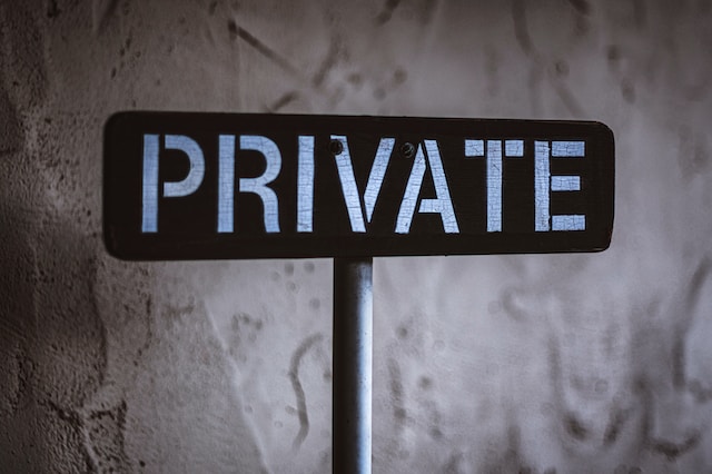 Gambar rambu-rambu gelap dengan kata "PRIVATE" yang ditulis dengan tebal.