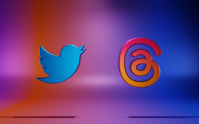 Logo burung biru tua Twitter di sebelah logo Threads by Meta dengan latar belakang merah dan biru.
