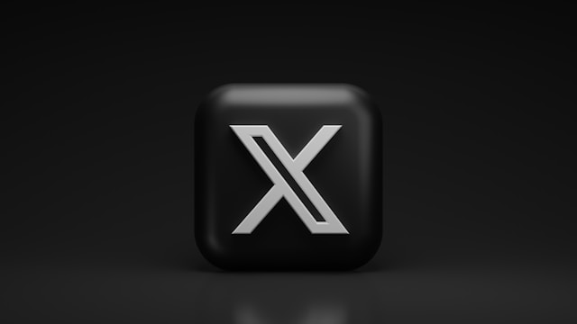 Model 3D logo baru X dengan latar belakang hitam.
