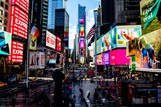  Times Square penuh dengan iklan digital di setiap gedung. 
