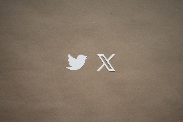 Logo lama Twitter, di samping simbol merek dagang barunya dengan latar belakang cokelat.