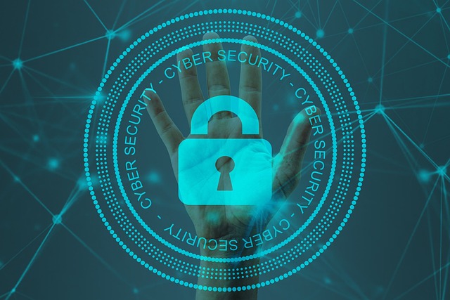 Teks Alternatif: Logo dengan gembok di tengah, tulisan keamanan siber di sekelilingnya, dan sebuah tangan di latar belakang.