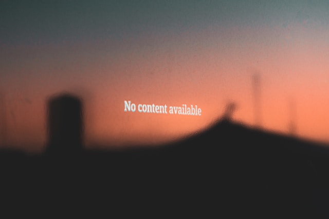 Teks "Tidak ada konten yang tersedia" muncul pada wallpaper hitam dan oranye.