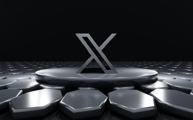 Illustrazione del logo X su sfondo metallico.