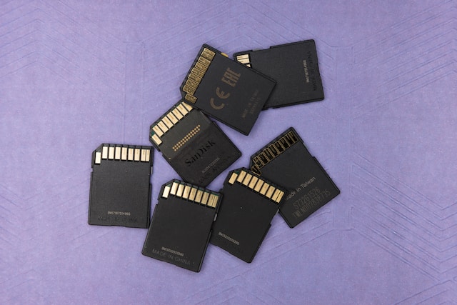 Un'immagine di schede di memoria nere spaventate su uno sfondo viola.