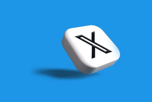 新しいTwitter Xのロゴが刻まれた斜めの立方体の3D画像。