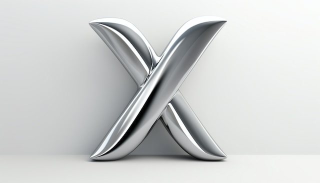 白地にメタリックなXのロゴ。