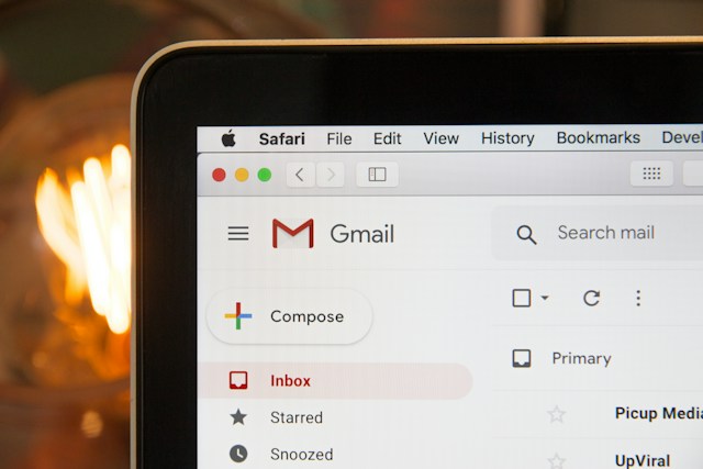 XユーザーがGmailアカウントをチェックし、自分のユーザー名のメールがあるかどうかを確認する。