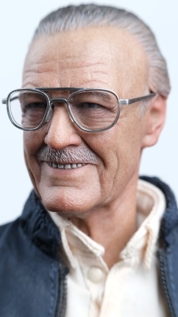 Een portretfoto van Stan Lee. 