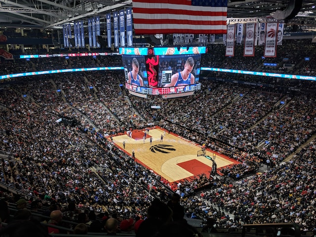 Een drone-opname van een afgeladen stadion tussen Toronto Raptors en New York Knicks tijdens een NBA-wedstrijd.