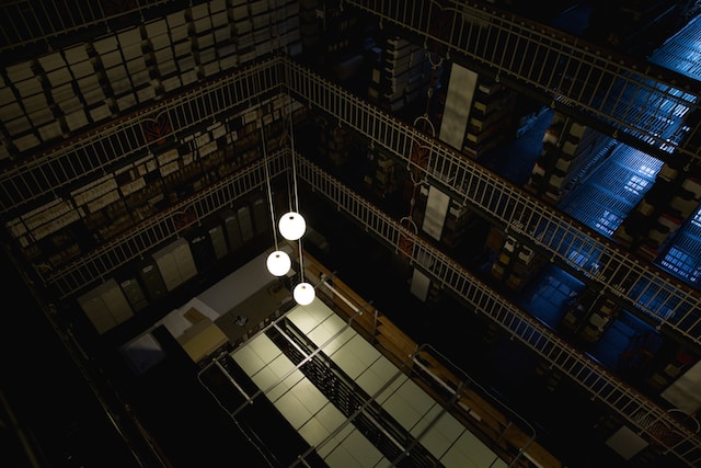 Een luchtfoto van een bibliotheek met gestapelde boekenarchieven.
