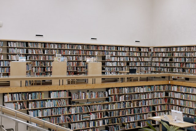 Een foto van boekenarchieven op planken.