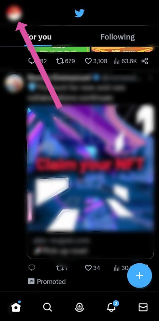 TweetDelete's screenshot van een X of de startpagina van Twitter op de mobiele app met een pijl die naar het profielpictogram wijst.