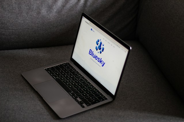 Bluesky's homepage op een grijze Macbook Pro.
