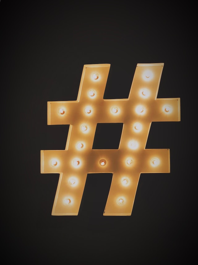 Hashtag amarela com vários LEDs.