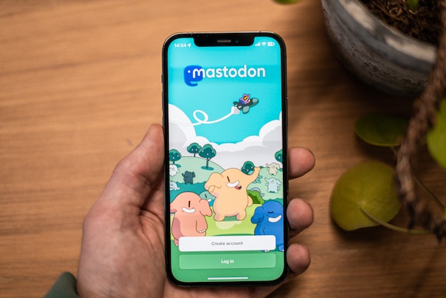 Uma imagem da página de boas-vindas da aplicação Mastodon num iPhone.