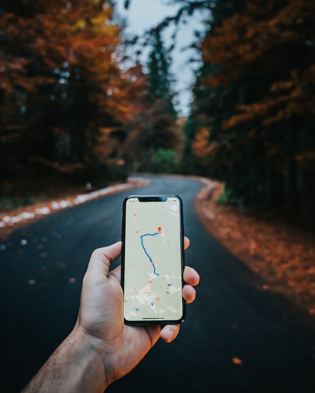 Uma pessoa a utilizar o Google Maps no iPhone para encontrar uma localização próxima.