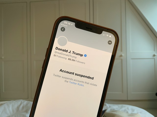 A conta de Twitter suspensa de Donald Trump num iPhone preto. 
