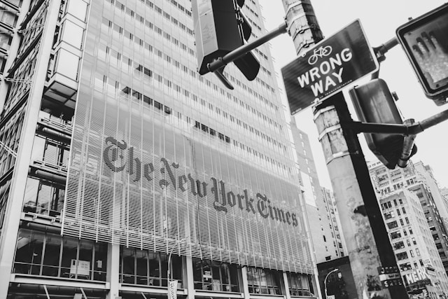 Um grande plano do New York Times Building a preto e branco.