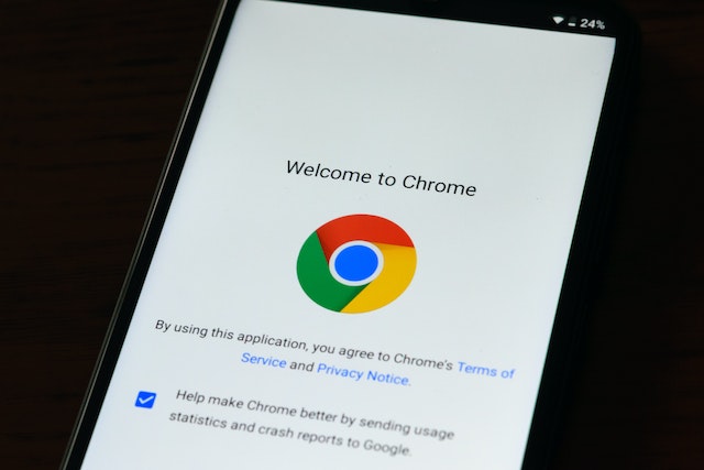 A photo of a phone screen showing the welcome page of the Chrome browser.