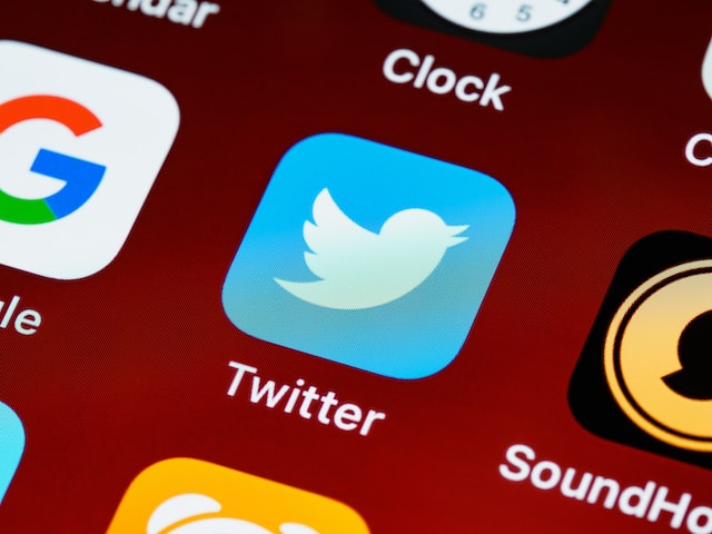 Gros plan d'un écran de téléphone affichant la tuile de l'application Twitter.