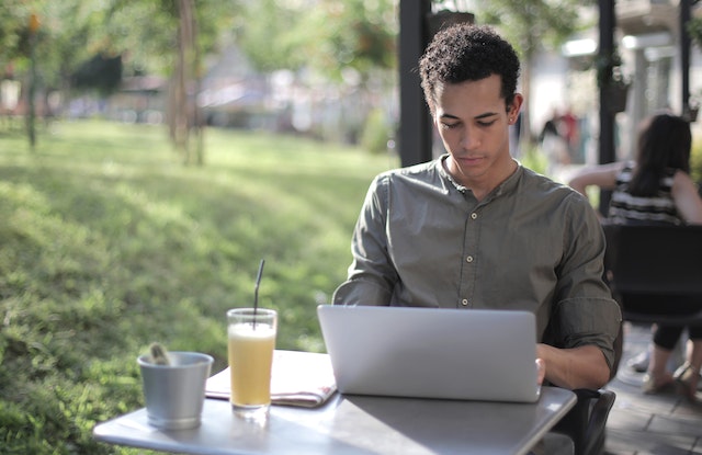 Seseorang yang mencari alat otomatisasi Twitter di laptop mereka.