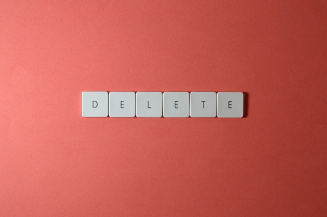 A set of buttons with alphabets spelling “DELETE.”