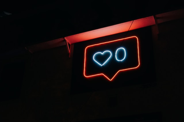 An image of a neon wallpaper showing a message box with the heart icon beside the number zero in it.