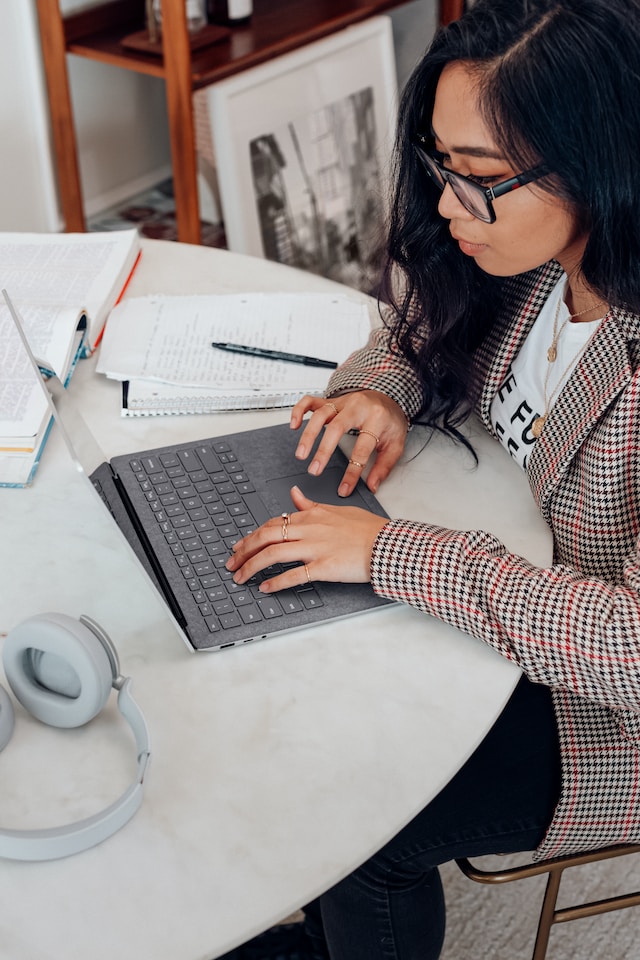 An individual using Audiense on their laptop to remove Twitter unfollowers from their following list.