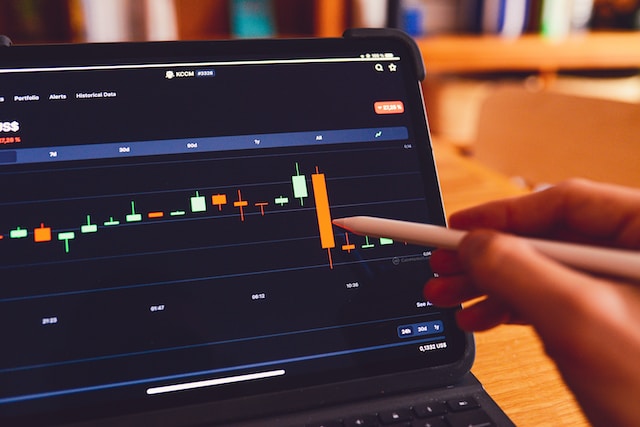 A social media marketer using a third-party tool to identify downward trends.