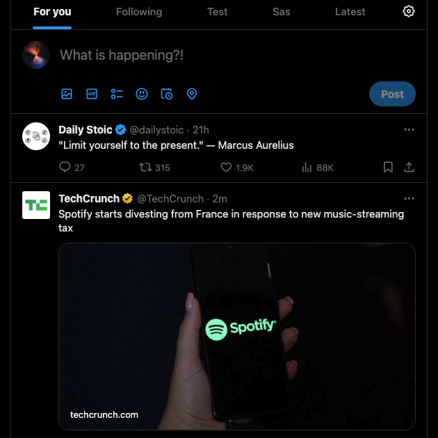 O captură de ecran realizată de TweetDelete în care X recomandă postări de la alți utilizatori în feed-ul For You.